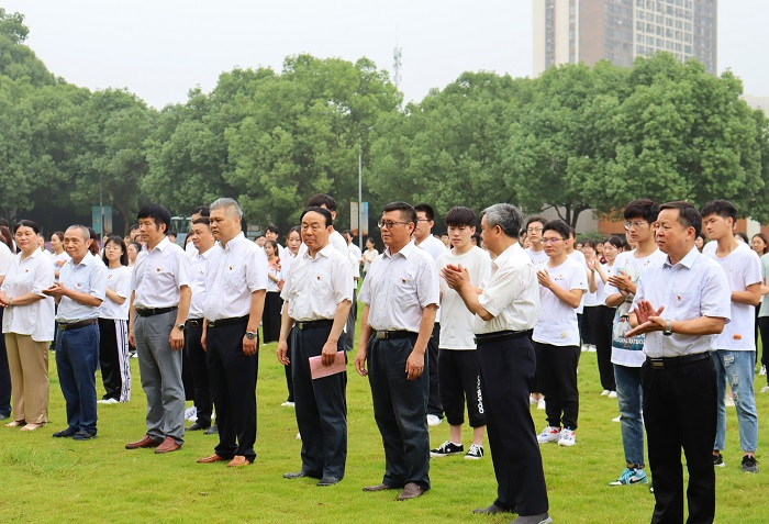 铮铮誓言坚定爱党初心——我校举行新党员集体宣誓