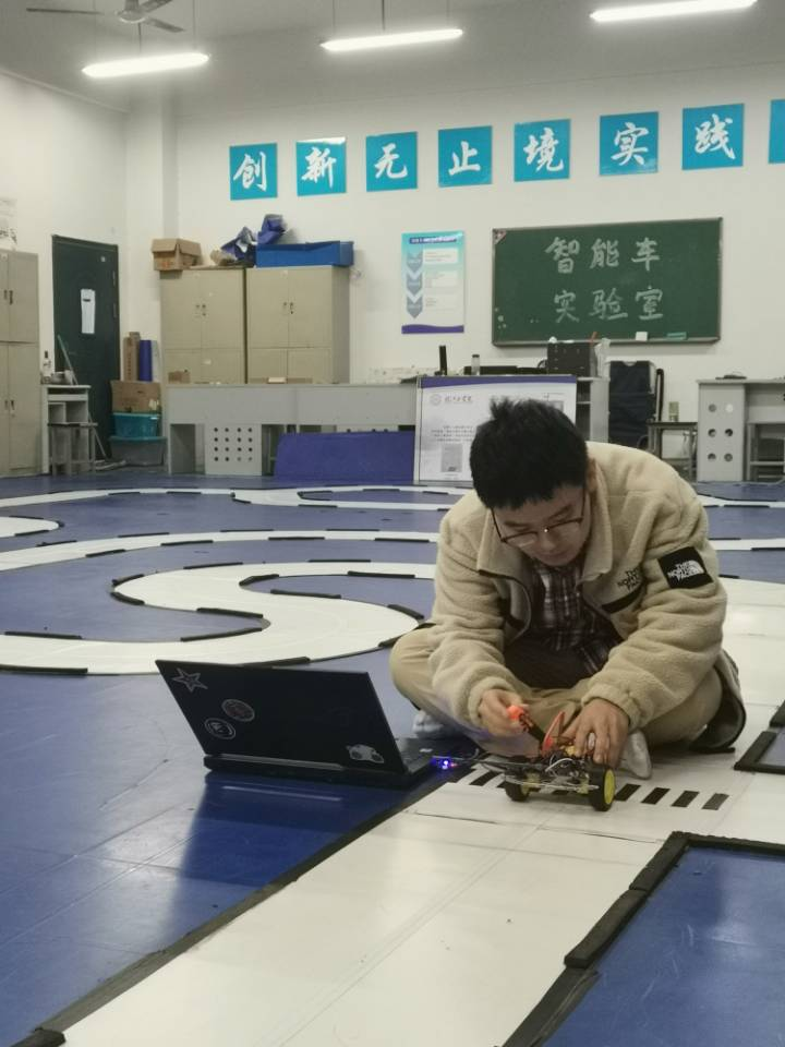 皖江工学院第十一届智能汽车校内赛顺利完成