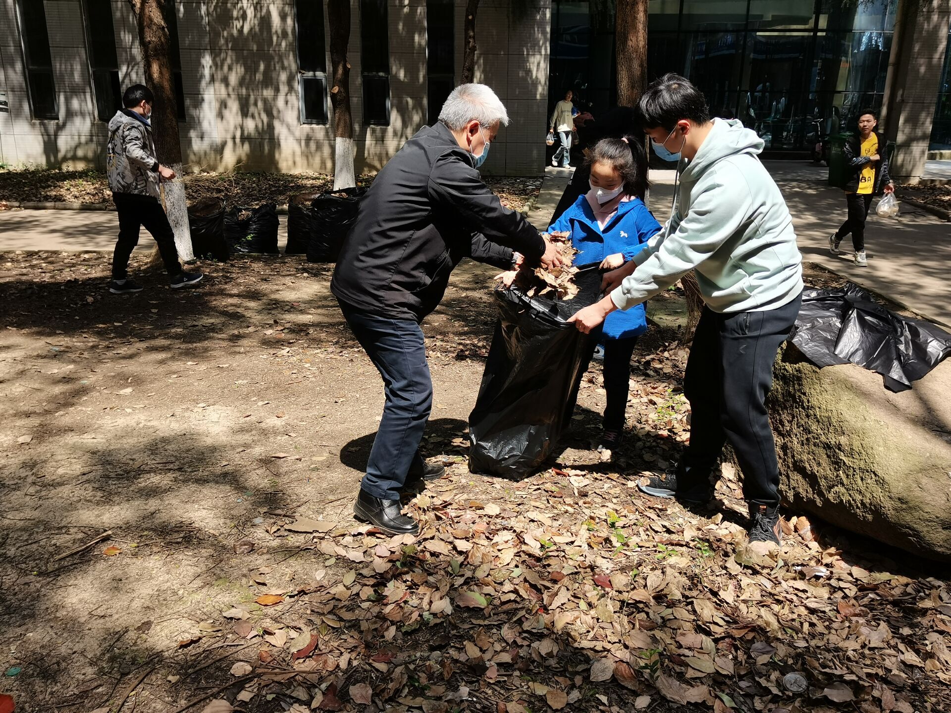 <strong>劳动育人——土木工程学院进一步加强劳育共建基地卫生清扫工作</strong>