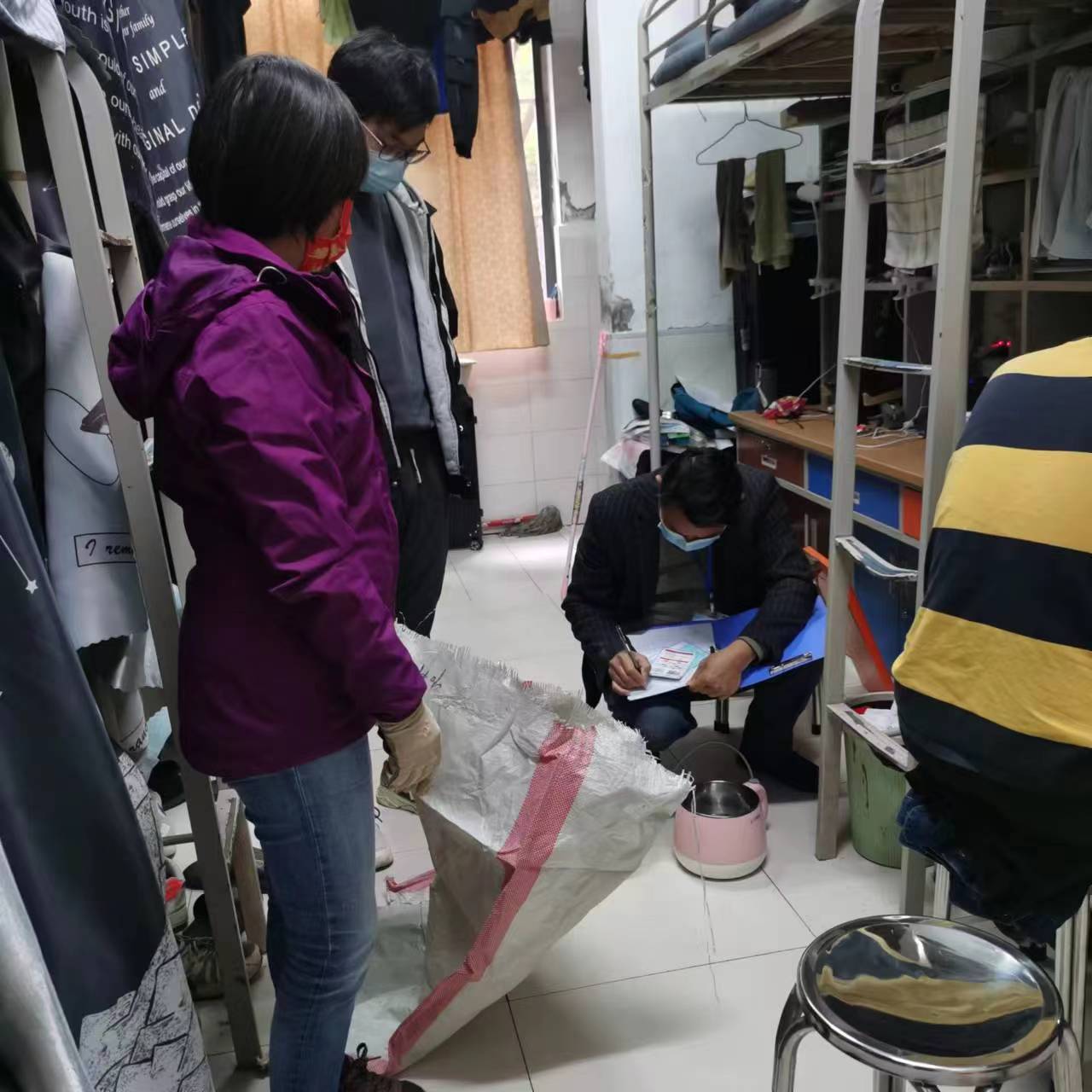 霍里山校区开展学生宿舍大功率电器和违规用电专项检查活动(图文)