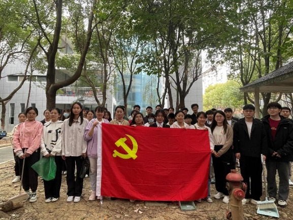 <strong>并肩挥洒劳动热情，携手共创美丽校园 ——土木工程学院党总支组织党员和发展对象开展校园清扫实践活动</strong>