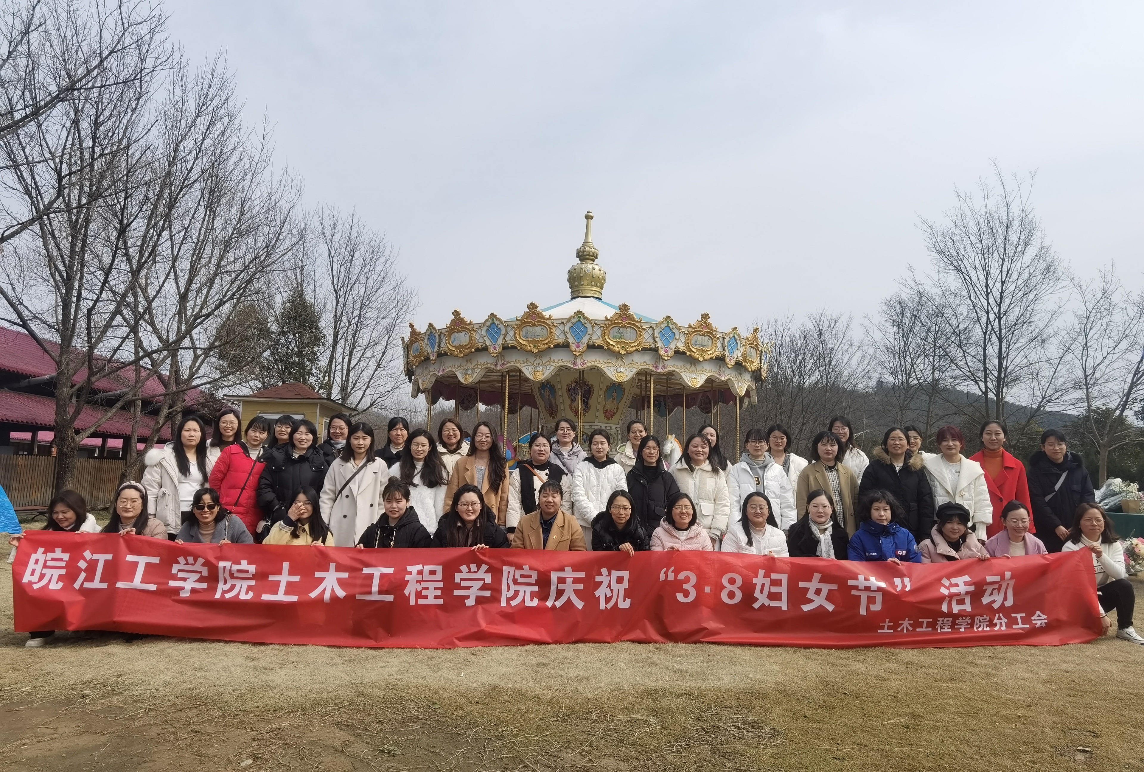 <strong>土木工程学院举办“三八妇女节”花艺沙龙活动</strong>