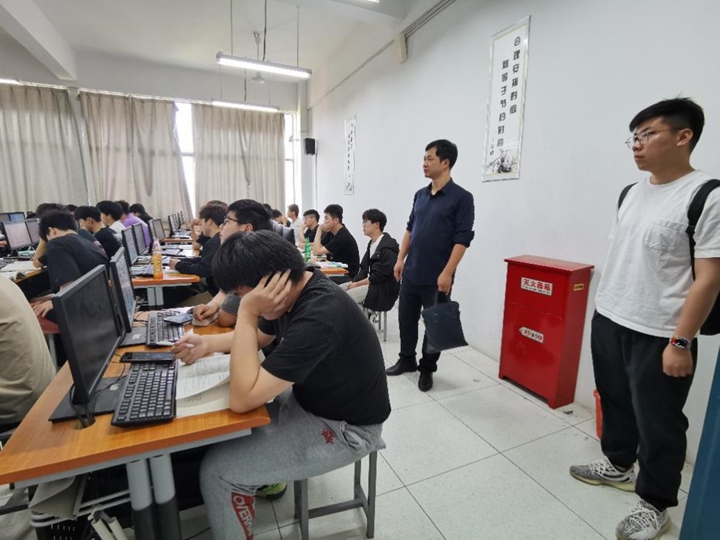 计算机与人工智能学院领导走访我院郑蒲港校区学生课堂和宿舍