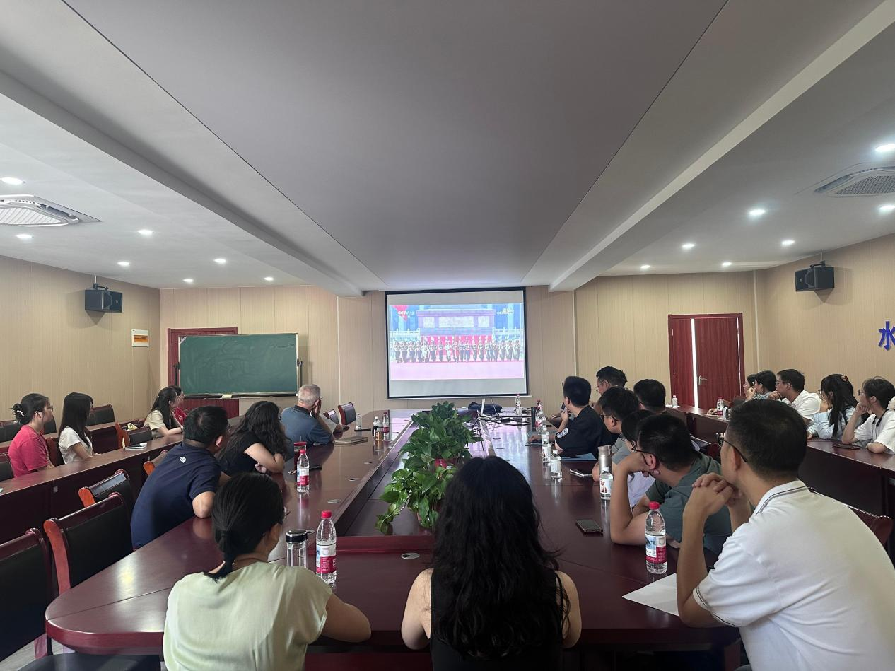 水利工程学院党总支组织师生集中观看抗战胜利80周年阅兵活动
