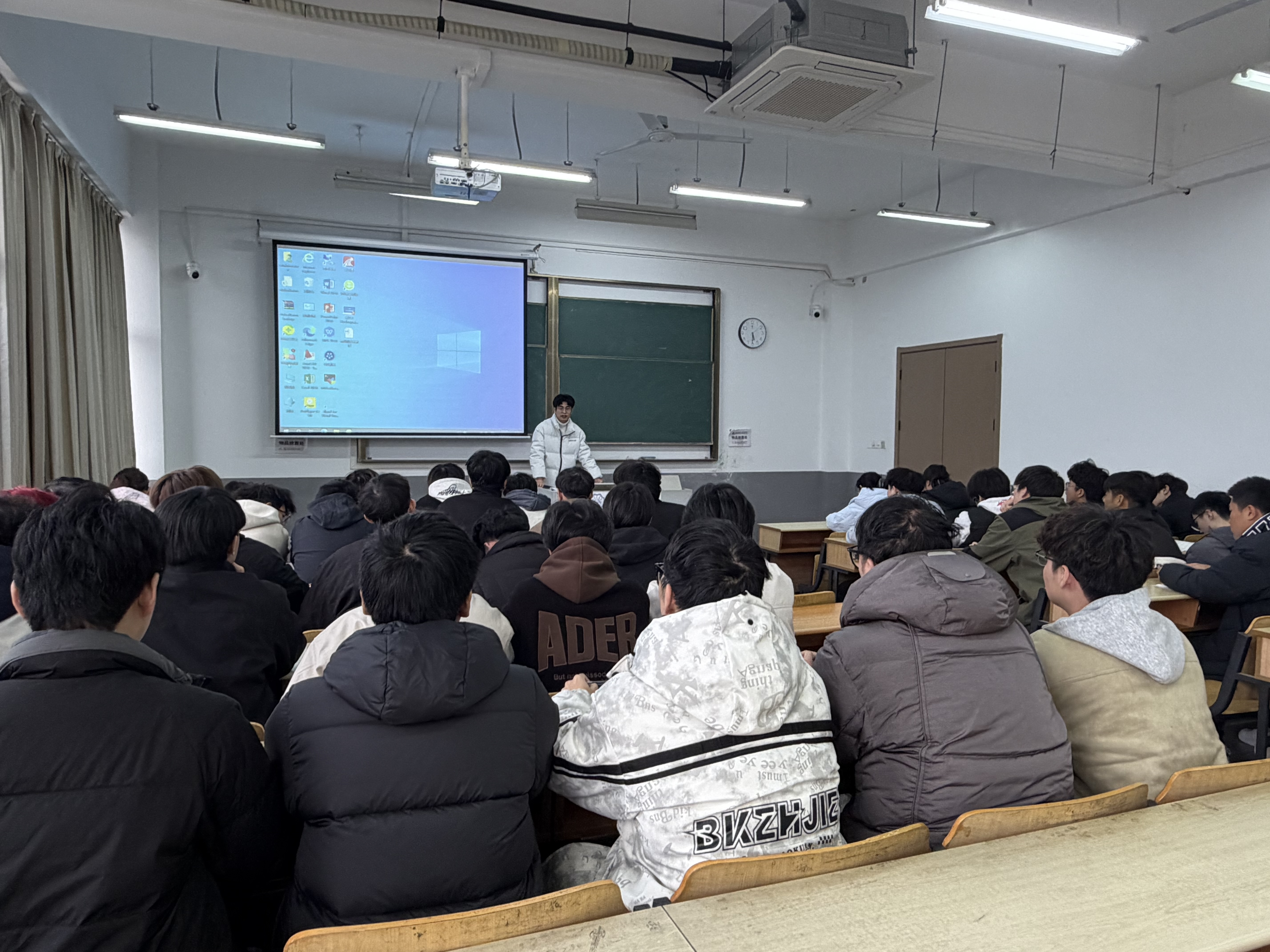 <strong>筑反诈防线  守青春底线 ——土木与安全工程学院2023级土木工程专业召开防诈骗主题班会</strong>