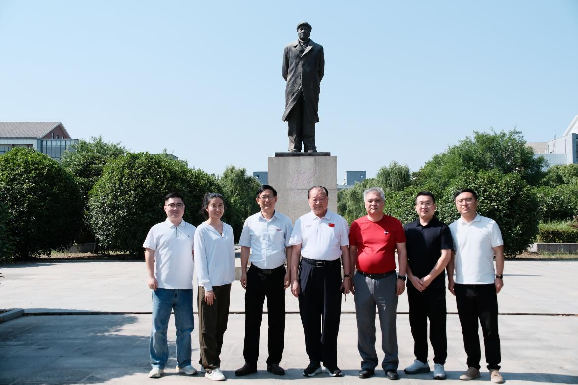 奥运冠军许海峰莅临皖江工学院考察交流