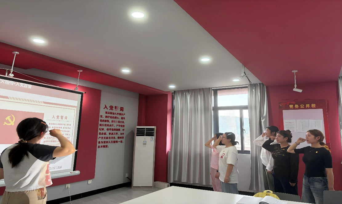 <strong>佩戴党徽亮身份 志愿服务显担当 ——土木与安全工程学院学生第二党支部新党员迎“七一”在行动</strong>