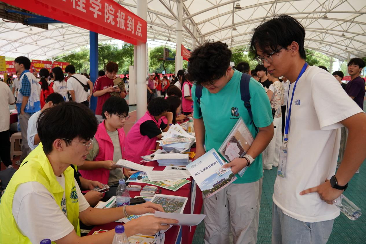 我校圆满完成2026级新生迎新工作