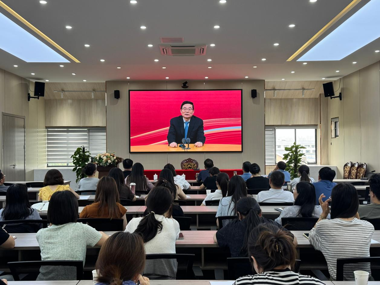 学校举办秋季学期第一次全体党员集中大课